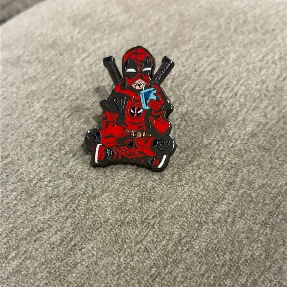 Marvel Deadpool enamel pin - Picture 1 of 1
